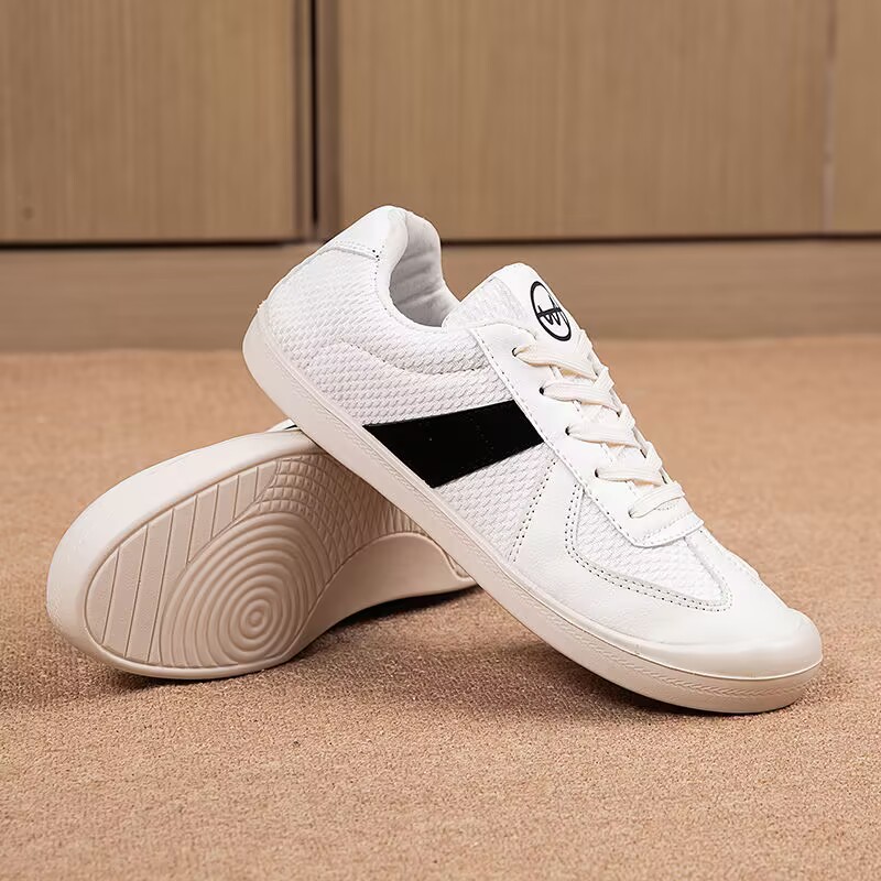 Casual Sneaker Low - 女性のスポーツシューズ高級カジュアルテニスアウトドアウォーキングランニングファッションフラットホワイトメッシュ快適なスニーカーシューズ女性用