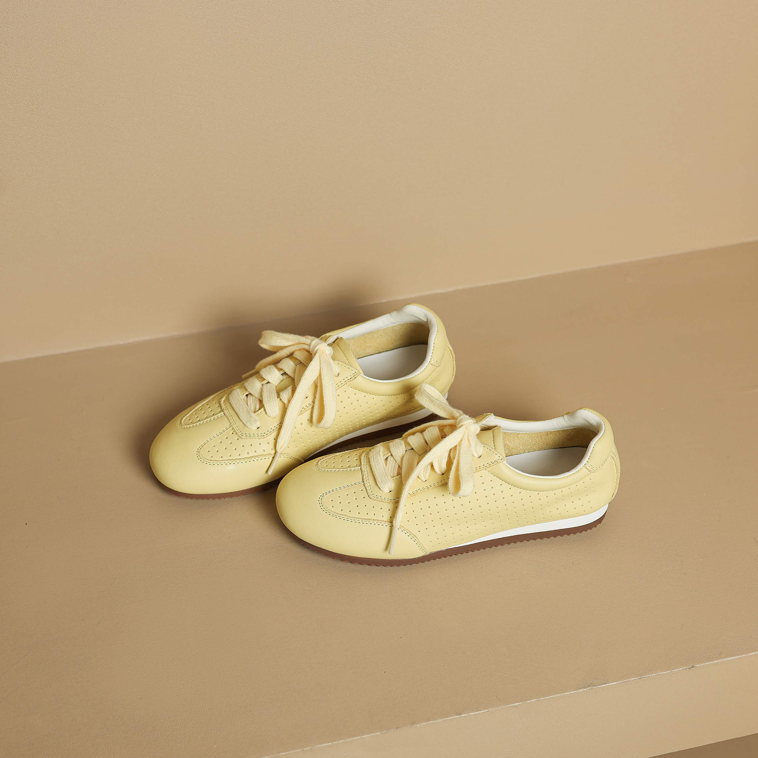 Lanxuryee 通気性牛皮ラウンドトゥ秋カジュアルシュー - Casual Sneaker Low のレビューと価格